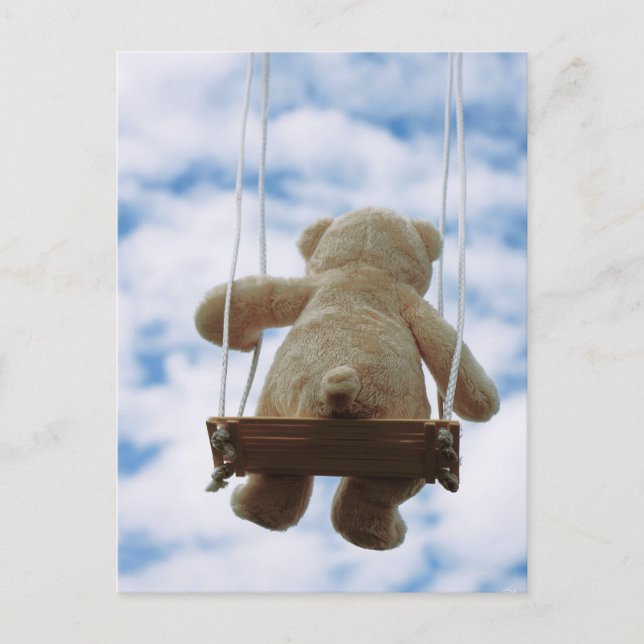 Beertje op schommel met bewolkte blauwe lucht. vykort (Framsida)
