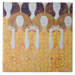 Beethoven Frieze (detaljer), Gustav Klimt Kakelplatta<br><div class="desc">Gustav Klimt (14 juli, 1862 - 6 februari 1918) var en österrikisk symbolmålare och en av de mest framstående medlemmarna i Wien Secession-rörelsen. Klimt noteras för målningar, murar, skisser och andra föremål d'art. Förutom hans verk, som innefattar anklagelser och porträtt, målade han upp landskap. Klimt var bland konstnärer från Wienutträdet...</div>