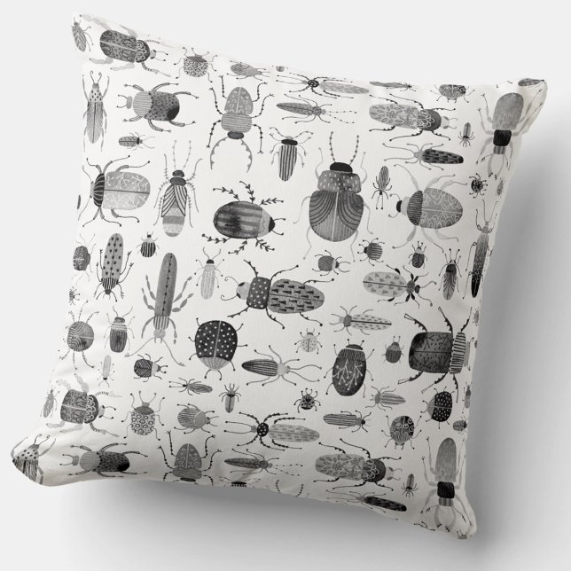Beetle Black & White Kudde (Bug and beetle creepy insect Watercolor pattern black and white throw pillow)