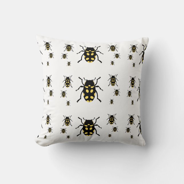 Beetle kryp på vit kudde (Framsida)