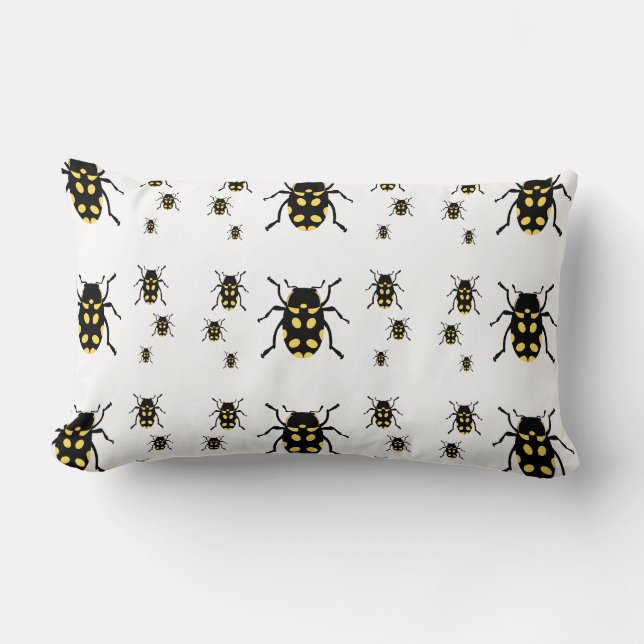 Beetle kryp på vit lumbarkudde (Framsida)