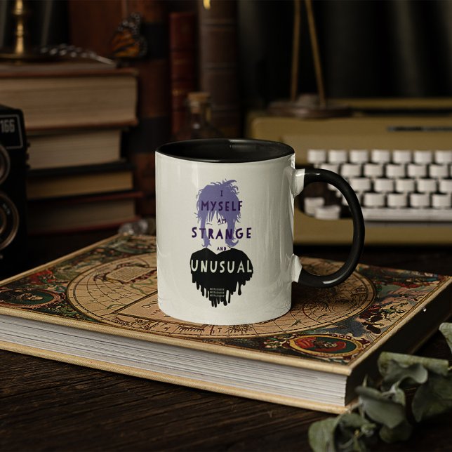 Beetlejuice | Lydia "Strange and Unusual"-grafik Mugg (Mug on table)