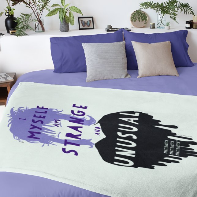 Beetlejuice | Lydia "Strange and Unusual" Graphic Fleecefilt (Blanket on top of bed)