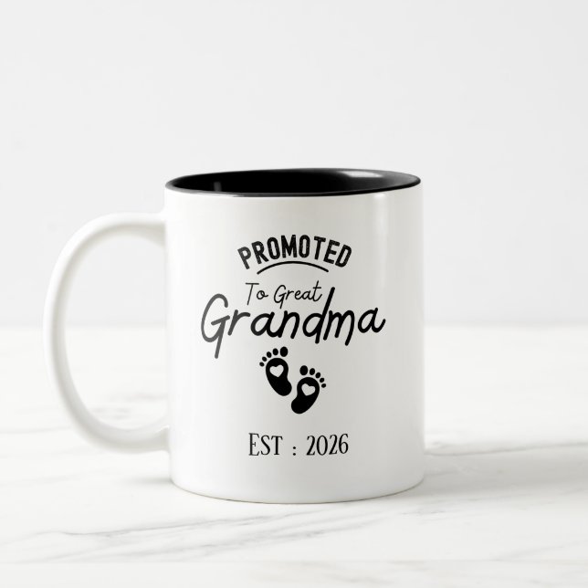 Befodrad till blivande mormor/morfar Est 2026  Två-Tonad Mugg (Vänster)