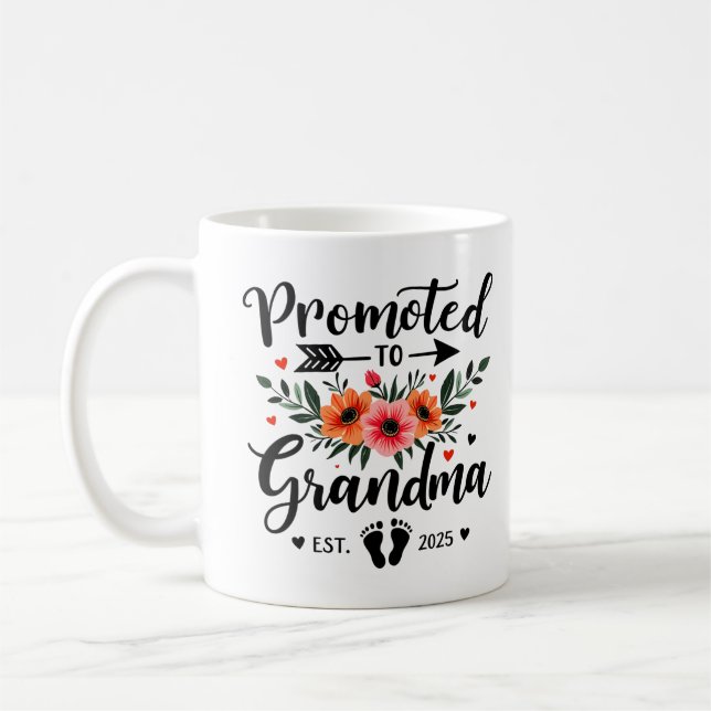 Befodrad till mormor Est 2025 Blommig Ny mormor  Kaffemugg (Vänster)