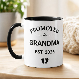 Befodrad till Mormor Est 2026 Ny Mormor Mugg