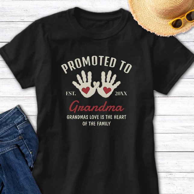 Befodrad till mormor Handavtryck Mormor Citat T Shirt (Skapare uppladdad)