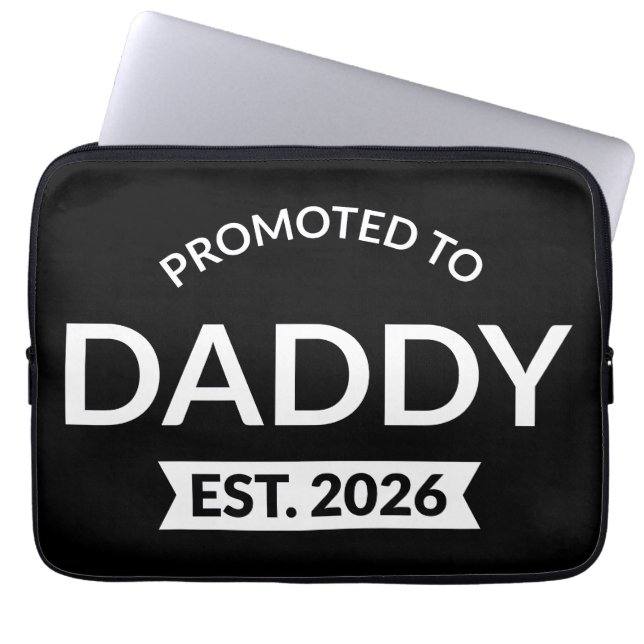 Befodrad till pappa Est. 2026 II Laptop Fodral (Framsidan)