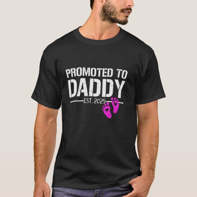 Befordrad en tjej Est 2025 New Pappa Firs till pap T Shirt (Framsida)