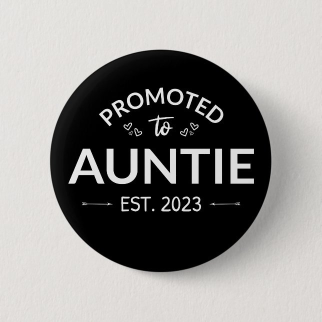 Befordrad till Auntie Est. 2023 II Knapp (Framsida)