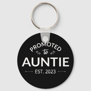 Befordrad till Auntie Est. 2023 II Nyckelring