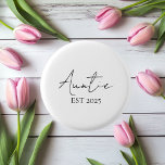 Befordrad till Auntie EST 2025 | Cute New Moster Knapp<br><div class="desc">Gratulerar till den spännande resan till moster-huva med den här rundknappen "Befordrad till Auntie EST 2025"! Perfekt för gravid, babyduschar eller gender avslöjar party. Den här söta minimalistnålen tillför personlig och snyggt till alla utrustnings- eller papperspåsar. Vare sig det är en gåva för första gången moster eller ett roligt för...</div>