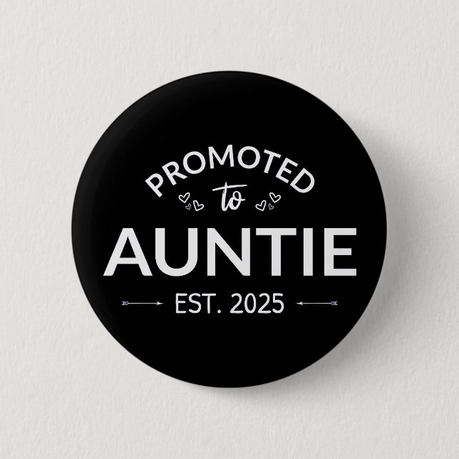 Befordrad till Auntie Est. 2025 II Knapp (Framsida)