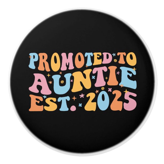 Befordrad till Auntie Est. 2025 III Knopp (Framsidan)