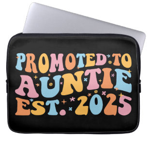 Befordrad till Auntie Est. 2025 III Laptop Fodral