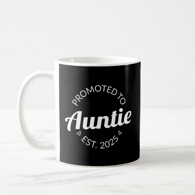 Befordrad till Auntie Est. 2025 Kaffemugg (Vänster)