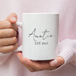 Befordrad till Auntie EST 2025 | Nya Moster Kaffemugg<br><div class="desc">Överraska moster i ditt liv med den här eleganten "Befordrad till Auntie EST 2025" kaffe mugg. En gåva till perfekten för att fira moster:s speciella nya roll för första gången! Den minimala skriptdesignen ger en modern, hjärtfull beröring - underbar för gravid, babyduschar eller bara för att. Perfekt för morgonkaffe, te...</div>