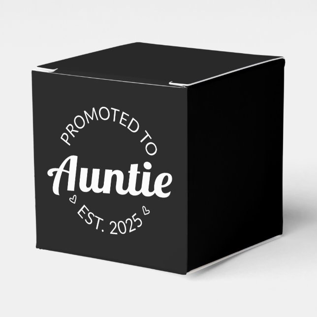 Befordrad till Auntie Est. 2025 Presentaskar (Framsidan Sidan)
