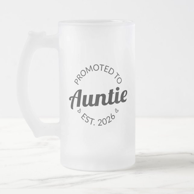 Befordrad till Auntie Est. 2026 Frostat Ölglas (Vänster)
