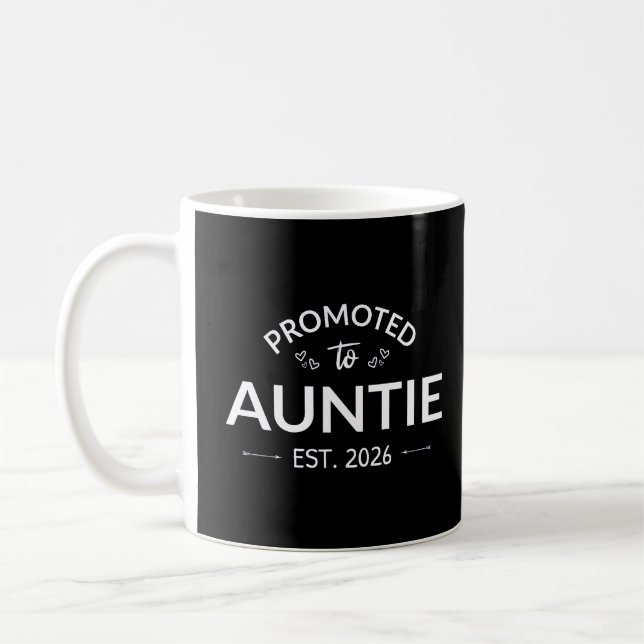 Befordrad till Auntie Est. 2026 II Kaffemugg (Vänster)