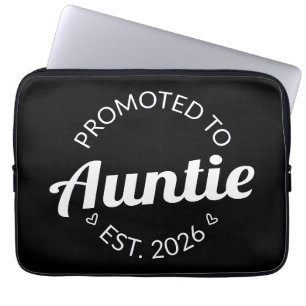 Befordrad till Auntie Est. 2026 Laptop Fodral