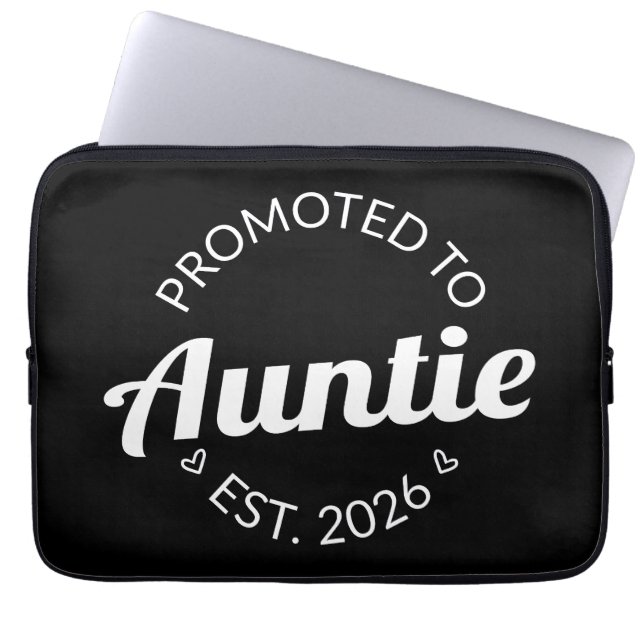 Befordrad till Auntie Est. 2026 Laptop Fodral (Framsidan)