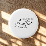Befordrad till Auntie EST | Cute New Moster Gift Knapp<br><div class="desc">Gratulerar till hennes stora nyheter med den här berömvärda knappen "Främja till Auntie EST 2025" - en liten men meningsfull keepsaké för första gången-åringar! Designat med ett modernt minimalistiskt typsnitt och hjärtaccent är denna stift ett roligt tillbehör för baby avslöjanden, gender avslöjar party, babyduschar eller bara daglig stolt bära i...</div>