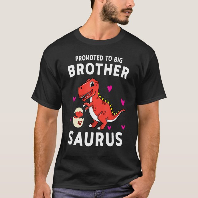 Befordrad till Big Brothersaurus Big Brother Dinos T Shirt (Framsida)