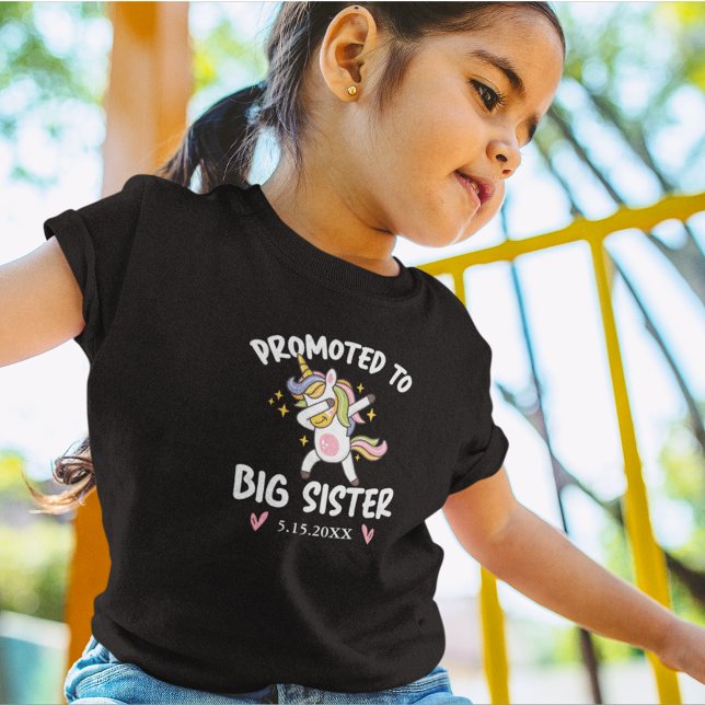 Befordrad till Big Sister Dancing Unicorn med Date T Shirt (Skapare uppladdad)