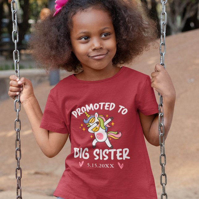 Befordrad till Big Sister Dancing Unicorn med Date T Shirt (Skapare uppladdad)