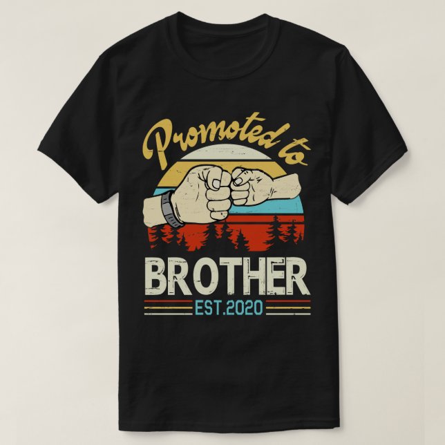 Befordrad till bröder Est 2020 Lycklig Far Parent  T Shirt (Design framsida)