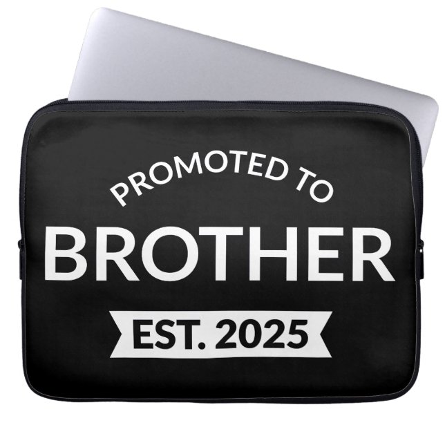 Befordrad till Brother Est. 2025 II Laptop Fodral (Framsidan)