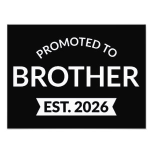 Befordrad till Brother Est. 2026 II Fototryck