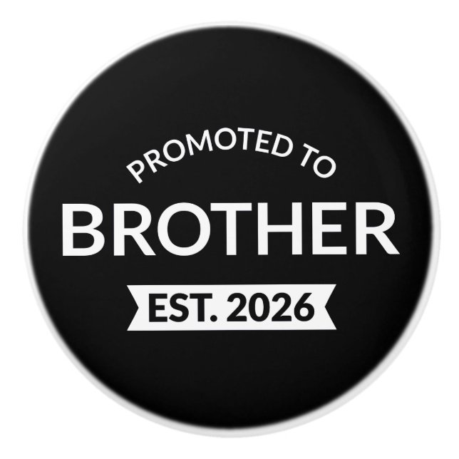 Befordrad till Brother Est. 2026 II Knopp (Framsidan)