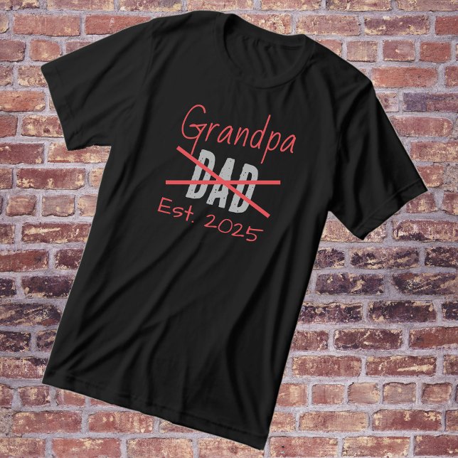 Befordrad till farfar Öster. 2025 Grandpa Reveal T Shirt (Skapare uppladdad)