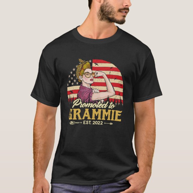 Befordrad till Grammie Est 2022 Women Retro First  T Shirt (Framsida)
