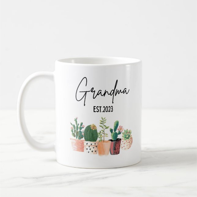 Befordrad till Grandma 2023 Mugg, Grandma Est 2023 Kaffemugg (Vänster)