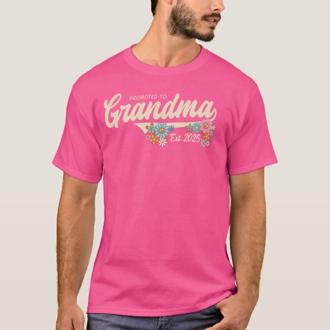 Befordrad till Grandma 2025 Retro snart till mormo T Shirt (Framsida)