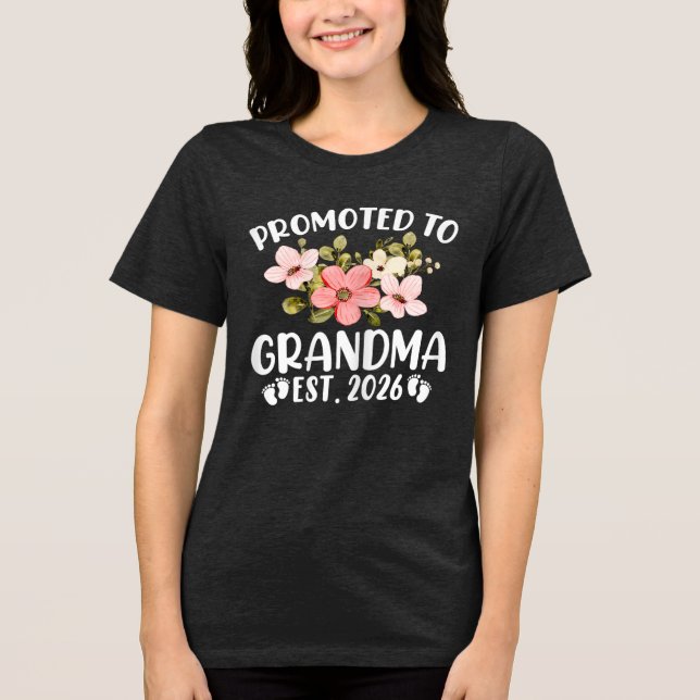Befordrad till Grandma 2026 Blommigt First Time Gr T Shirt (Framsida)