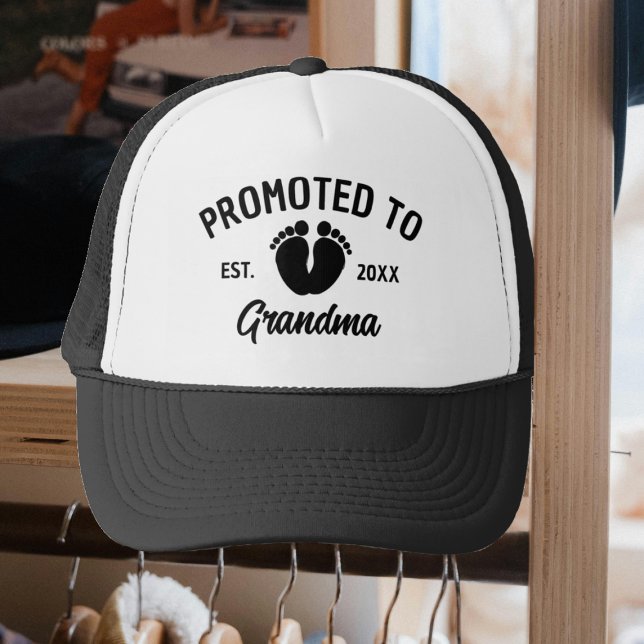 Befordrad till Grandma Baby-fotavtryck Keps (Skapare uppladdad)