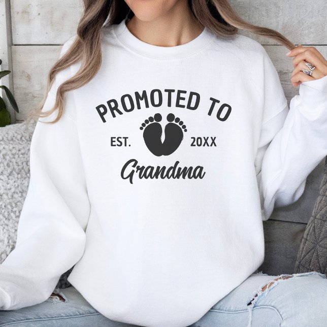 Befordrad till Grandma Baby-fotavtryck T Shirt (Skapare uppladdad)