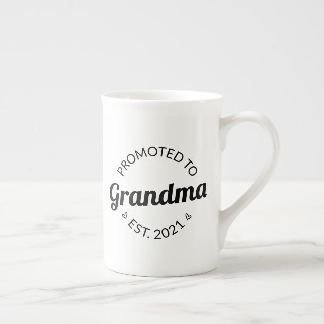 Befordrad till Grandma Est. 2021 Benporslin Mugg (Höger)