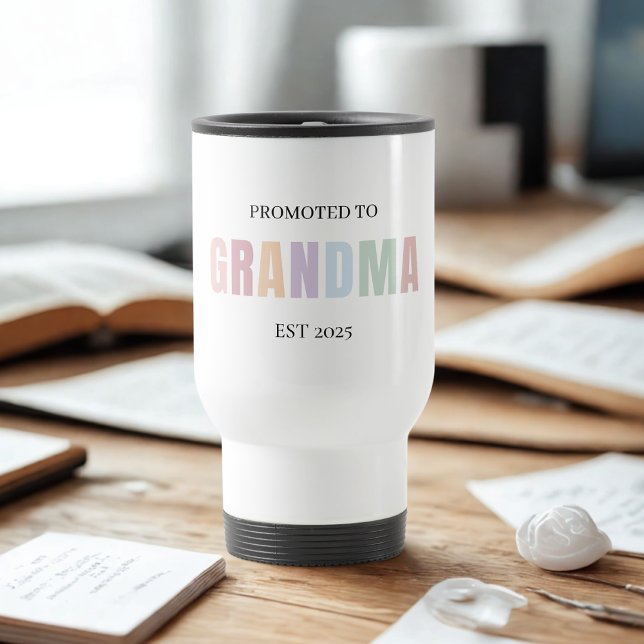 Befordrad till Grandma EST 2025 Gift Resemugg (Skapare uppladdad)