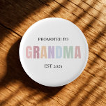 Befordrad till Grandma EST 2025 Knapp<br><div class="desc">Gör det stora tillkännagivandet ännu speciellare med den här charmerande knappen "Promoted to Grandma EST 2025"! Designat i mjukt pastel färg på en ren vit bas är denna nål en meningsfull keepé för första gången eller för att återlämna farfäder. Perfekt för baby avslöjar, gravider eller barnduschtjänster. Det är enkelt att...</div>