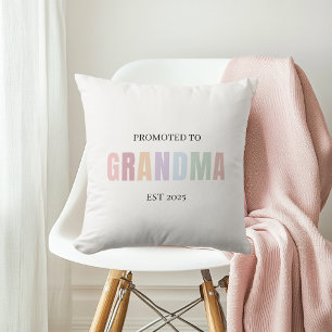 Befordrad till Grandma EST 2025 Mjuk pastel Kudde