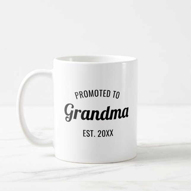 Befordrad till Grandma Est. 2025 Personlig Kaffemugg (Vänster)