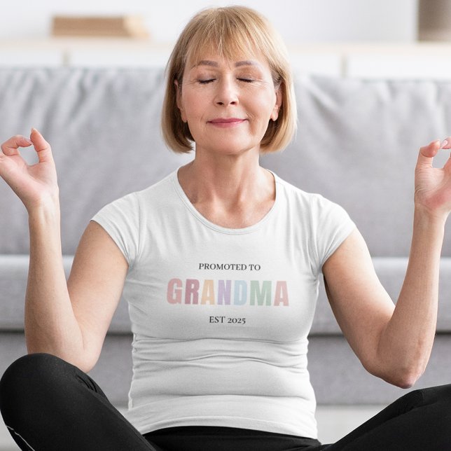 Befordrad till Grandma EST 2025 T-Shirt | Mjuk pas (Skapare uppladdad)