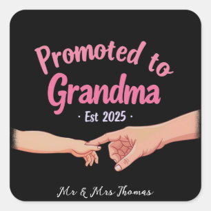 Befordrad till Grandma Etablerad 2025. Fyrkantigt Klistermärke