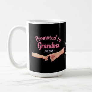 Befordrad till Grandma Etablerad 2025. Kaffemugg