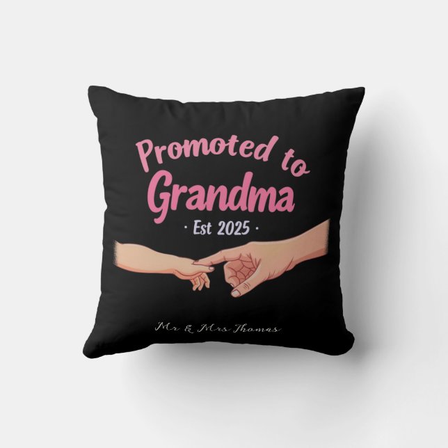 Befordrad till Grandma Etablerad 2025. Kudde (Baksida)